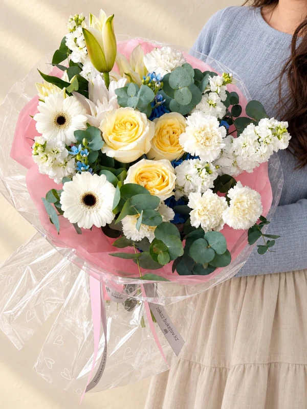 Букет "Blossom Garden" — «Blossom Garden» — яркий букет из 5 маттиол, 5 гвоздик, 2 гербер, 1 лилии, 1 гортензии и 1 ветви эвкалипта.